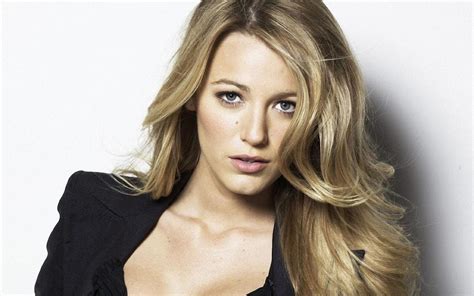 40 derecede uzun kollu gömlek giyen yakışıklı 115; Blake Lively net worth, salary, cars, houses