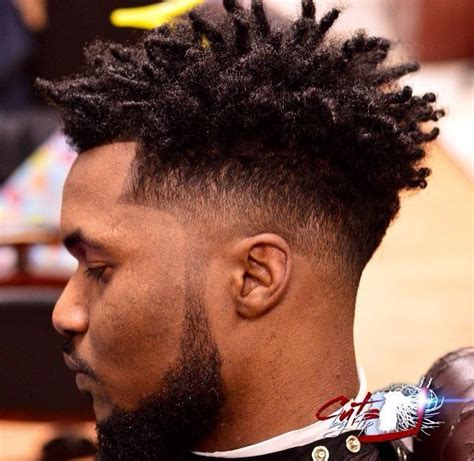 The drop fade hairstyle offers a more clean and classy look than the traditional spiky mohawk or traditional afro. coupe de cheveux homme vanille - Coupe pour homme