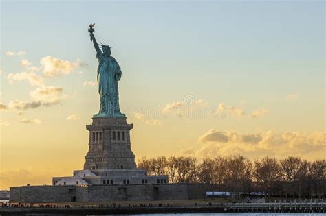 Estatua De La Libertad Horizontal Durante Puesta Del Sol En New York