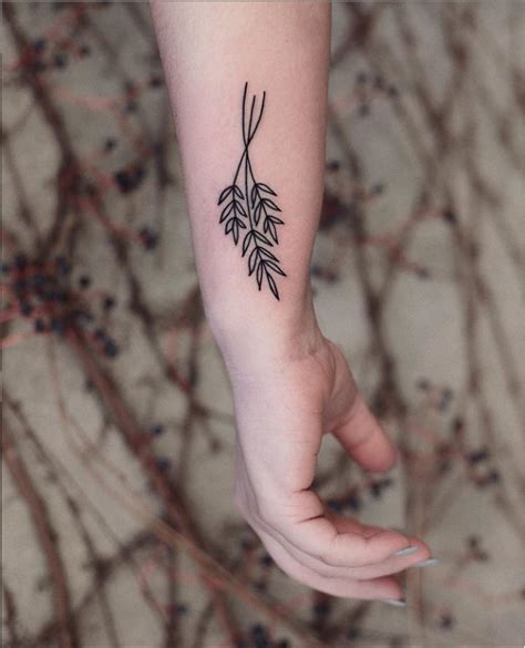 Later on seagoers used the wrist tattoo to act as their guide. 25 Delicate Small Flower Wrist Placement Tattoo Unique ...