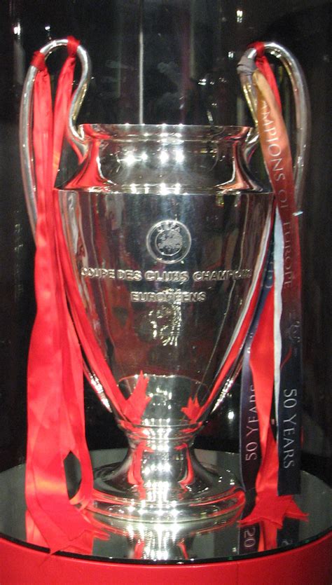 Dominated by real madrid in the early years, this trophy was a markedly different design from what we now recognise as the champions league trophy. File:UEFA Champions League original trophy (1995-2005).jpg ...
