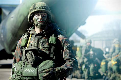 Nakon rušenja berlinskog zida i spajanja savezne republike njemačke i njemačke demokratske republike u jedinstvenu državu. Karriere in der Bundeswehr: Laufbahnen und Voraussetzungen ...