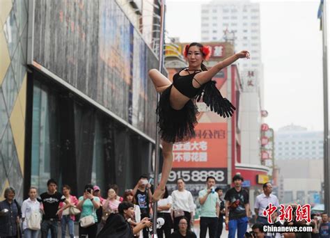 Hot Girls Perform Pole Dance In Downtown Changchun People S Daily Online