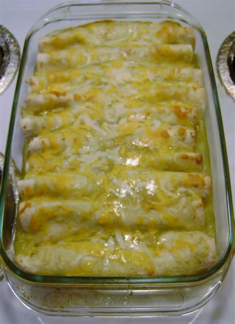 When having enchiladas potosinas, i love drinking it with a cold glass of klass horchata, that pairs perfectly with the spicy flavors. Burke & Jess: Enchiladas Verdes