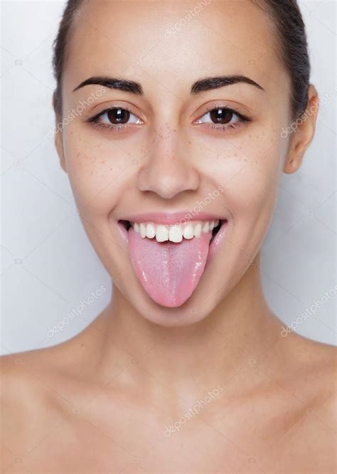 Hermosa Mujer Sacando La Lengua Y Mostrando Un Piercing Joven