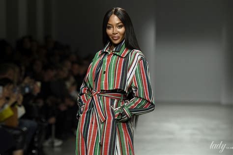 Naomi campbell has been a devoted amfar supporter for more than two decades. Наоми Кэмпбелл вышла на подиум в ярком луке - Шоу-бизнес ...