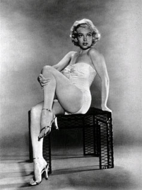 MARILYN MONROE SITTING SHOWING OFF HER GREAT LEGS Collectables