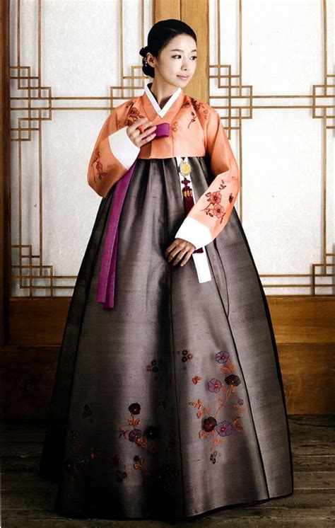 Tiếp Nối Trào Lưu Cách Tân Giới Trẻ Hàn Biến Hanbok Thành Váy Ngắn Gây