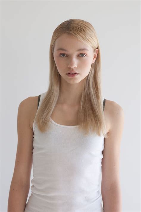 emma van engelen 01 forward and sultry flat chested ams mode stijl modellen jonge mode