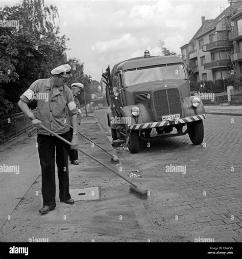 Die Männer Der Straßenreinigung Bei Ihrer Arbeit In Hamburg Deutschland 1960er Jahre Men Of