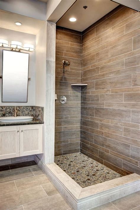 Cuando decoramos un baño pequeño, hay muchas cosas a tener en cuenta, una de ellas, y de gran importancia, es la forma de la estancia en la que está. Wood Look Porcelain Tile Shower Bathroom Coastal Guest ...