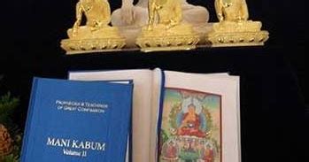 Tri itu bermakna tiga, dan pitaka itu bermakna bakul, tapi artinya adalah bakul hikmat. agama buddha : kitab suci tripitaka