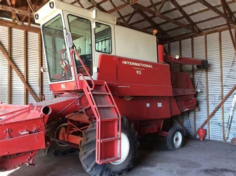 Ih 915 Combine Old Farm Equipment Case Ih Tractors Farm Machinery