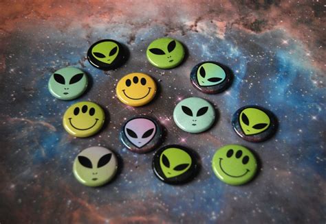 1 Alien Buttons Etsy Alien Alien Pin