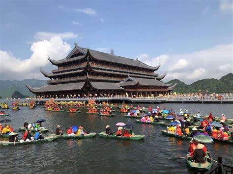 Chùa tam chúc là ngôi chùa lớn nhất thế giới trong tương lai, với cảnh quan hùng vĩ, tiền lục nhạc, hậu thất tinh cùng với những giá trị văn hoá tâm linh độc đáo và đặc sắc. Chùa Tam Chúc Hà Nam - Khám phá ngôi chùa lớn nhất Việt Nam