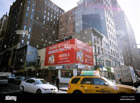 Un Cartel De Publicidad De La Marca W Dka Vodka Es Visto En El Barrio De Chelsea En Nueva York