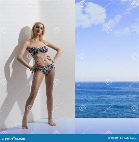 Blondes Mädchen Im Bikini Nahe Der Wand Mit Den Händen Auf Den Hüften Stockfoto Bild Von Bauch