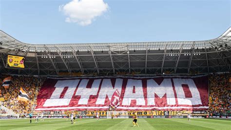 See more of dynamo dresden in bildern on facebook. Dynamo Dresden-Fan fällt von Stadion-Mauer - Polizei lobt ...