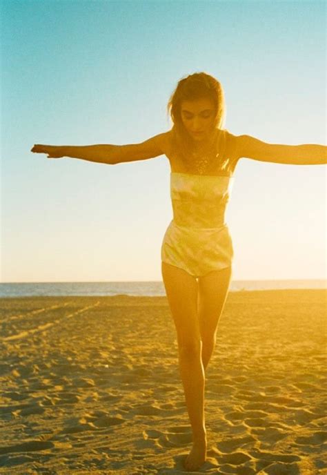 Pin By Anais Cossenet On L O O K Imogen Poots Beach Editorial Fashion Pictures