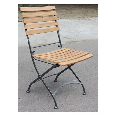 Chaise plastique blanche à 98€ (hors taxe) empilable. chaise de jardin fer pliante