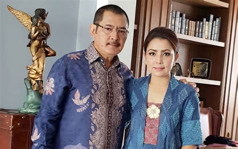 Umbok mayang diumbok umbok dengan jala jemala nok ulek mayang diulek ulek dengan puterinya tujuh puteri tujuh berbaju serong puteri tujuh bersanggol sendeng puteri tujuh bersubang gading puteri tujuh berselendang kuning. Kece Badai di Resepsi Baim-Paula, Cara Mayangsari Balas ...