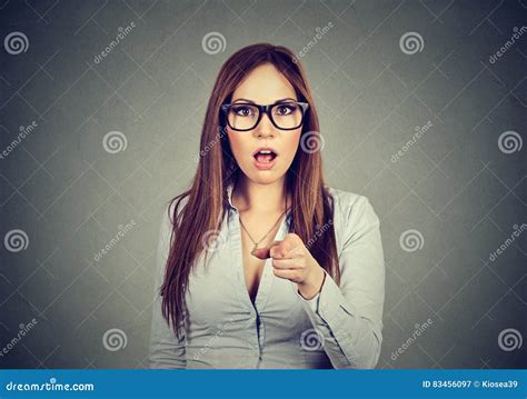 Сотрясенная бизнес леди смотря удивленный указывающ палец на камеру Стоковое Изображение