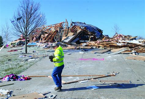 Ef4 Tornado Demolishes 30 Homes Shaw Local
