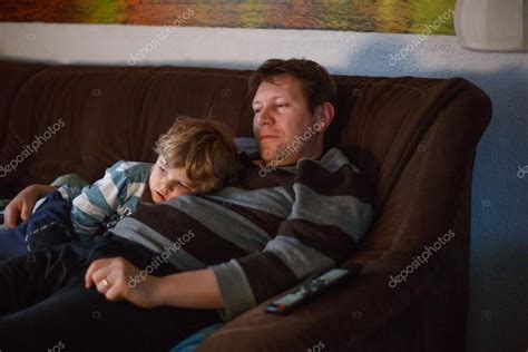 Lindo Niño Y Su Padre Viendo La Televisión En El Interior