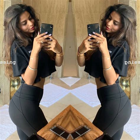 Suhana Khans These 7 Mirror Selfie Pictures Are Surely Not A Miss