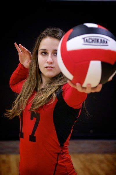 Senior Portrait Photo Picture Idea Volleyball Sportsphotography Volleyball Photos