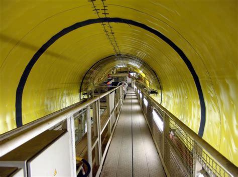 Nach einem brand im gotthardtunnel in der schweiz ist die durchfahrt derzeit gesperrt. AlpTransit Gotthard, Gotthard Basistunnel