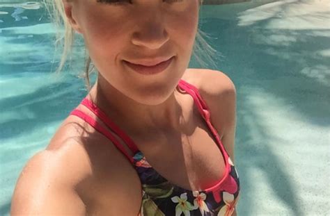 Carrie Underwood Shows Off Rock Hard Abs In Bikini Selfie