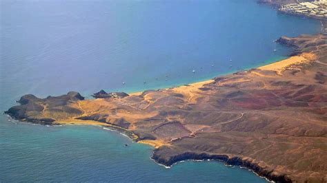 Así es la mejor playa de Lanzarote y Canarias agua esmeralda y paisaje