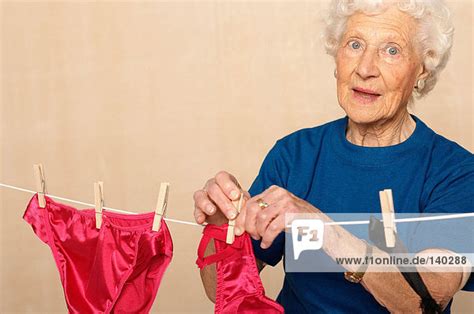 Eng Notwendigkeiten Warenzeichen Alte Sexy Frauen Verbreitung Mama Ersetzen
