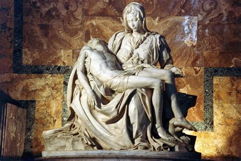 The pietà marble statue created and signed by michelangelo buonarroti of mary holding jesus from the renaissance period, located in saint peter's basilica, vatican. beeldhouwkunst | Kunstgeschiedenis.jouwweb.nl