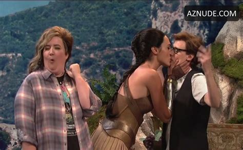 Gal Gadot Kate Mckinnon Lesbian Scene In Saturday Night Live Aznude