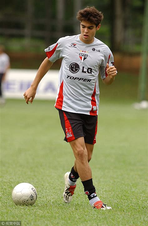 Kaka's height is 6′ 1″. Brazil legend Kaka retires from soccer - Chinadaily.com.cn