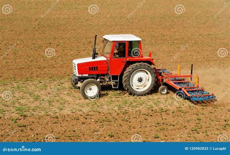Rode En Witte Tractor Met Een De Landbouwermachine Van De
