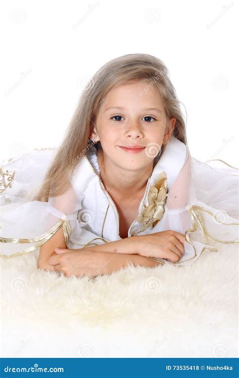 Маленькая девочка портрета милая лежа на мехе и изолированный усмехаться Стоковое Фото
