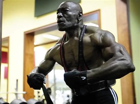Black Bodybuilder Proves White Girls His Dick Is Big And Prepared For
