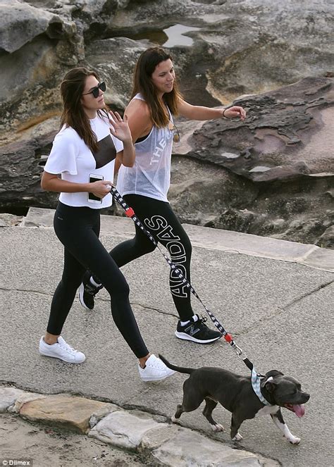 Jesinta Campbell Cuts A Stylish Figure In Monochrome Activewear Daily Mail Online