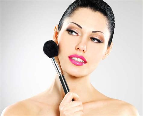 Know About Some Blush Hacks That Will Give You Natural Look In Hindi