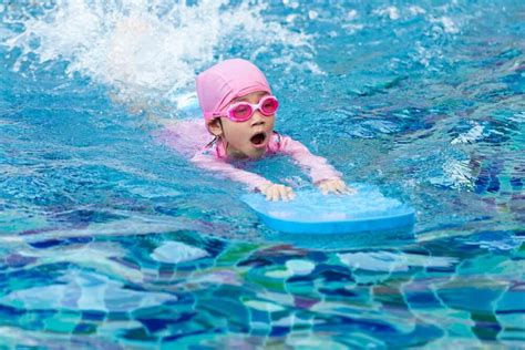 Como Ensinar A Criança A Nadar Relacionado A Crianças