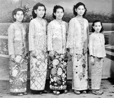 Malaysia Singapore Nyonya Women Wearing Sarong Kebaya Dress Typical