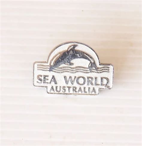 Vintage Sea World Gold Coast Australia Souvenir Lapel Pin Hat Badge