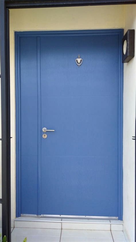 Puerta Exterior De Madera En Colo Azul Plúmvago En Pintura Automotriz