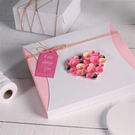 Find that perfect gift right here. Gift wrapping ideas for Valentines Day - How to decorate a ...