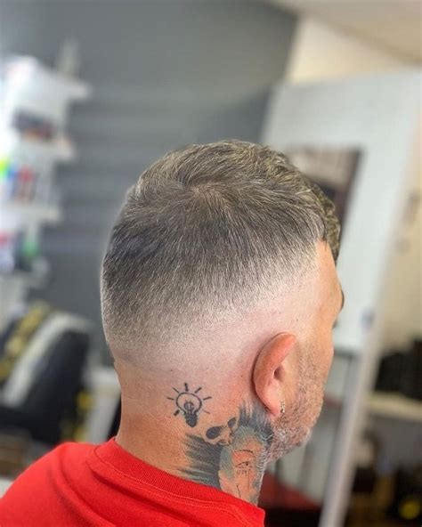 The haircut features a nice medium length of hair on top. 22 Best Mid Fade Haircuts for Men (2020 Trends)