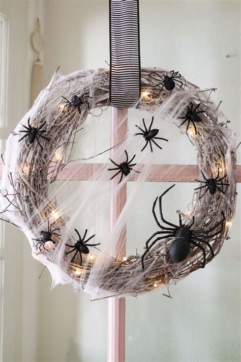 Easy Diy Halloween Wreath With Spiderwebs Diy Halloween Wreath Scary