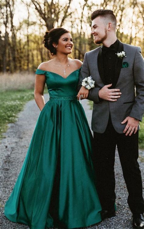 Pin By Kenzii On Prom Emerald Green Prom Dress Prom Couples Prom